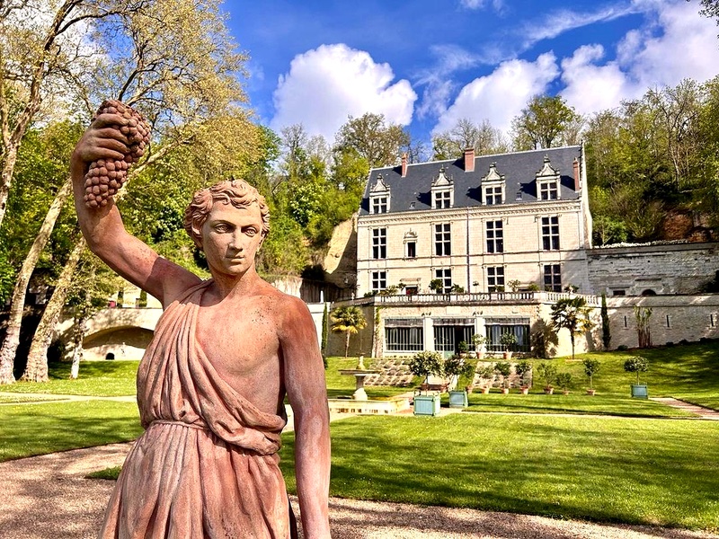 🏰 Nul besoin d’aller en Italie pour découvrir ce splendide palazzo ! 🍊 Au #domaineroyalchateaugaillard vous pourrez flâner au cœur des jardins à l’italienne, succomber au charme de son orangerie, et même déguster quelques douceurs aux agrumes ! #amboisetourisme #valdamboise