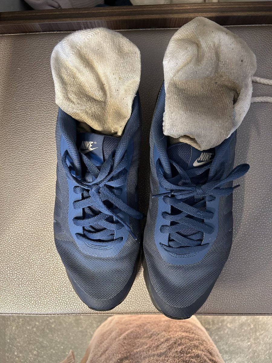 DomBoy6661's tweet photo. Sorry, I’ve been off the app for a while, hope no one missed my sweaty socks ;) have a pair here that i wore for 4 days before finishing them off in the gym 😈 these would burn the hairs in your nose 😷 https://t.co/SBxK0EjGYO