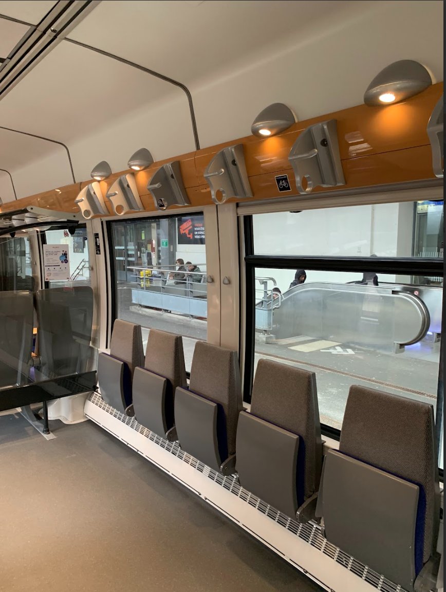 train_nomad's tweet photo. 💄🚆Les rames AGC X76500 se refont une beauté!
Les 56 rames AGC vont être entièrement révisées et rénovées pour proposer
➕de confort à bord
➕d’esthétisme et pour
➕de performances environnementales
Une rame rénovée circule actuellement sur Caen-Lisieux, Caen-Le Mans et Caen-Coutances-Rennes.
L'ensemble du parc sera déployé progressivement
➕ d'info⤵️ https://t.co/FnGuEhdkpU
