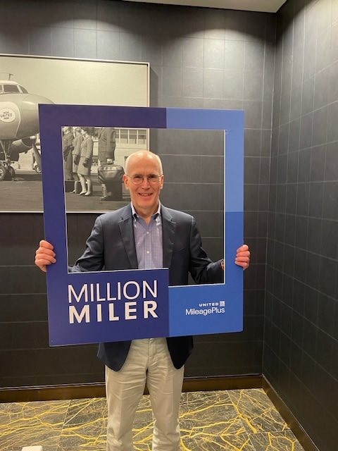 ammyheathrow's tweet photo. @United we love celebrating special milestones. LHR PS team recognised GS member Mr Boulding for reaching 1MM today. 👏👏. Thank you for your continued loyalty✈️ 💛 #PSProud @airways62 @KevinMortimer29 @aaronsmythe @mileageplusmike https://t.co/T3l6sgHCMt