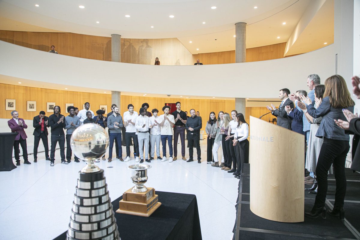 Encore toutes mes félicitations à l’équipe féminine de rugby et à l’équipe masculine de basketball du Rouge et Or de l’@universitelaval pour leur victoire sur la scène nationale! 👏🏼🏉🏀 #assnat #champions