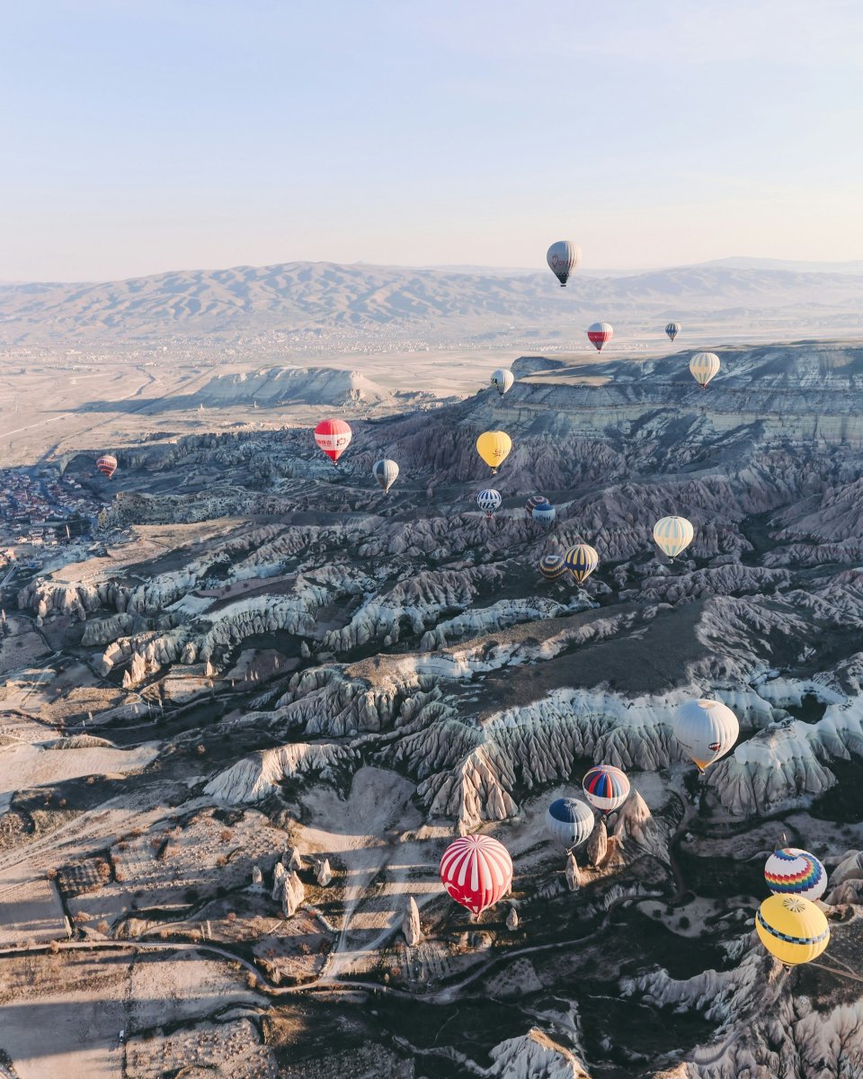 Hot air balloons over hills near Göreme, Cappadocia, 🇹🇷 Türkiye

(📷 - Giuseppe Mondì on Unsplash)