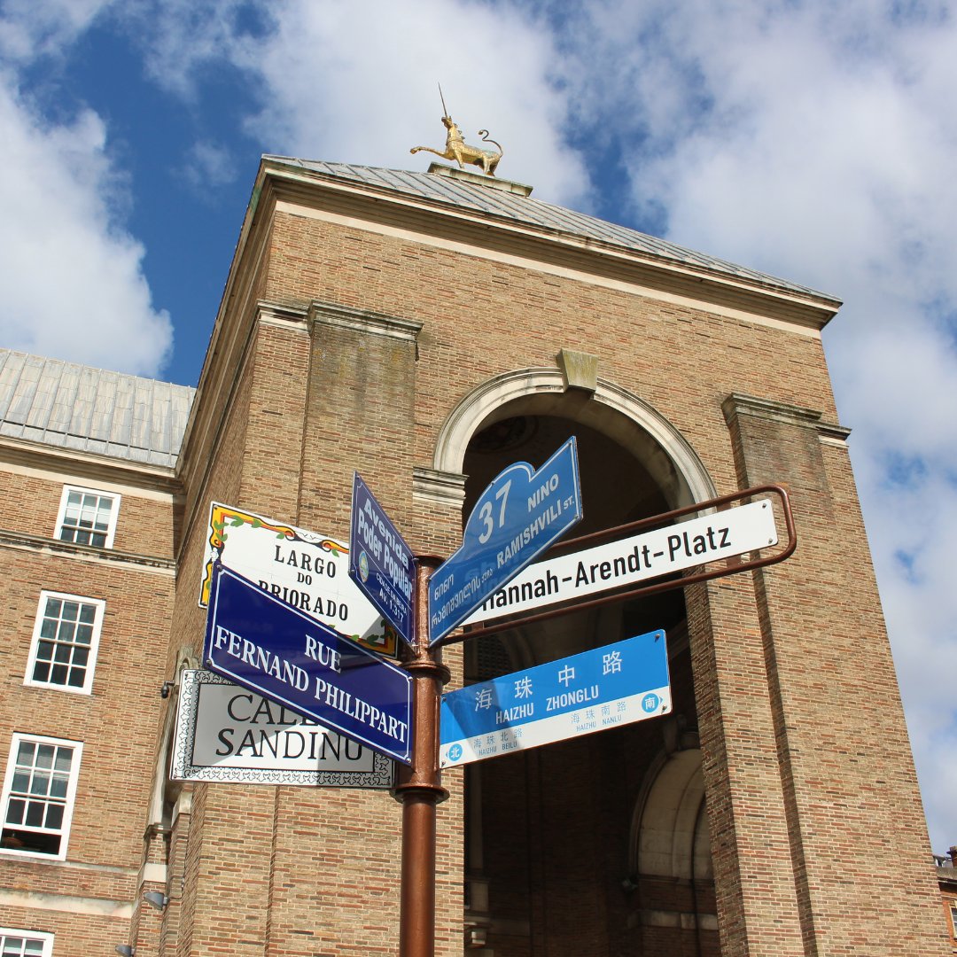 🌍 #Bristol is twinned with 7 cities across 4 continents 🇫🇷🇩🇪🇵🇹🇬🇪🇳🇮🇲🇿🇨🇳 🏛️ Thanks to the Guild of Guardians for this new signpost outside @BristolCouncil, pointing to places in Bordeaux, Hannover, Oporto, Tbilisi, Puerto Morazán, Beira, and Guangzhou: bristol.gov.uk/residents/muse…