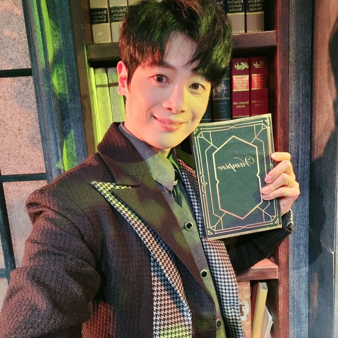 문득 인스타 탐방하다가
막공하면 사랑했던 무대와 소품이랑 사진 찍어서 올려쥬는거 너무 조음

개츠비                                                  명순이
애착빗자루(특:단독샷)         뱀파이어(폴리가씀)