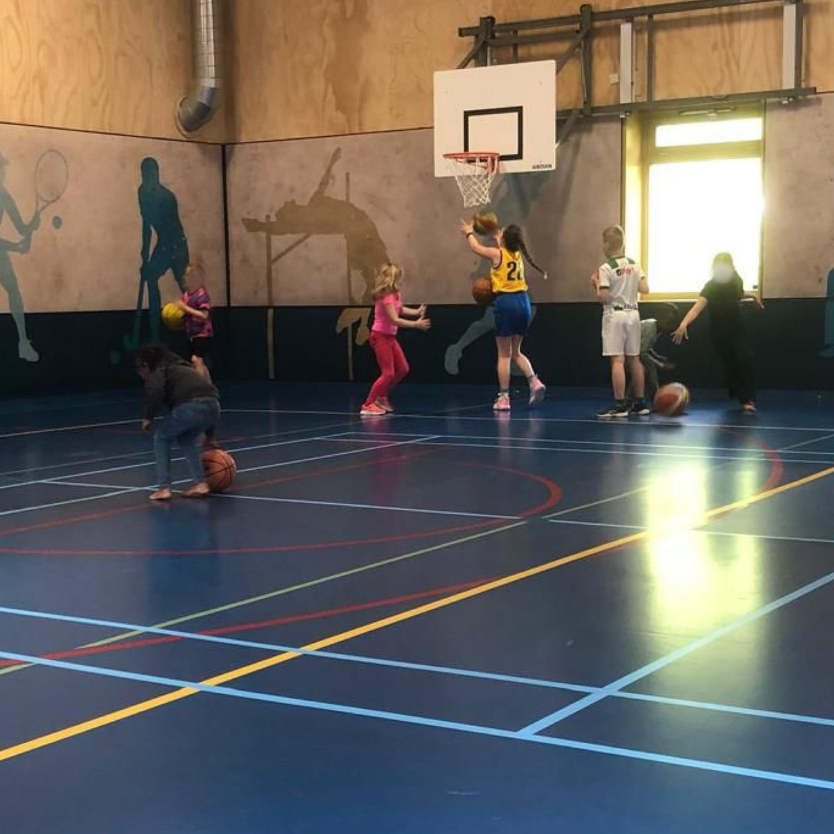 Vanuit Celeritas Donar is er behoefte om te starten met trainingen voor de jeugd in de Korrewegwijk. Daarom bieden we 3 weken gratis clinics aan na schooltijd om de kinderen te enthousiasmeren, en dat werkt! Op naar een structureel aanbod in de wijk! <a href="/HuisvoordeSport/">Huis voor de Sport</a> <a href="/Sport050/">Sport050</a>