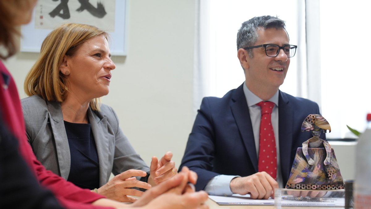 justiciagob's tweet photo. El Gobierno reforzará con una nueva ley la protección de las víctimas de #ViolenciaDeGénero y su derecho de acceso a la Justicia.
👉@felixbolanosg ha visitado la #ODAM de Valencia, oficina pionera con atención a víctimas 24h/7 días de la semana.
https://t.co/LDRpJGKXDA https://t.co/xZBPF7qE9H