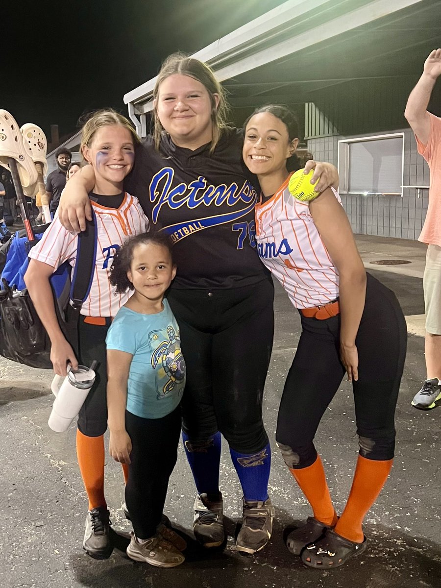 Congratulations to the @RamseyMS_JCPS Softball team for defeating @JCTMS_JCPS 4-3 last night! This was our first ever win over JCTMS. Both teams demonstrated exceptional athleticism & sportsmanship. Very proud of all of these student athletes!