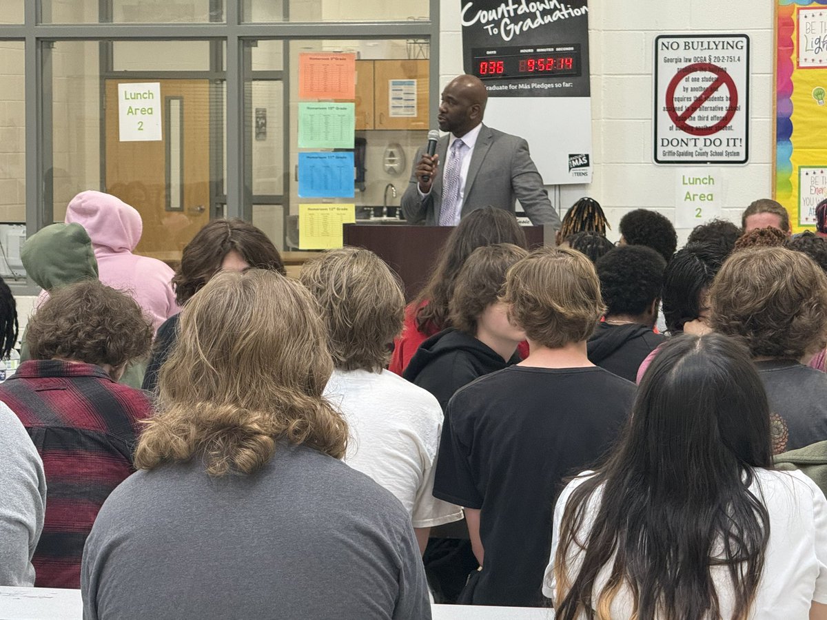 LibraryLadyMCD's tweet photo. @SpaldingHigh Underclassman were recognized this morning by First National Bank for maintaining a GPA of 89.5 or above. WAY to GO, JAGS!!! @GriffinSpalding https://t.co/thdJds7XQ3