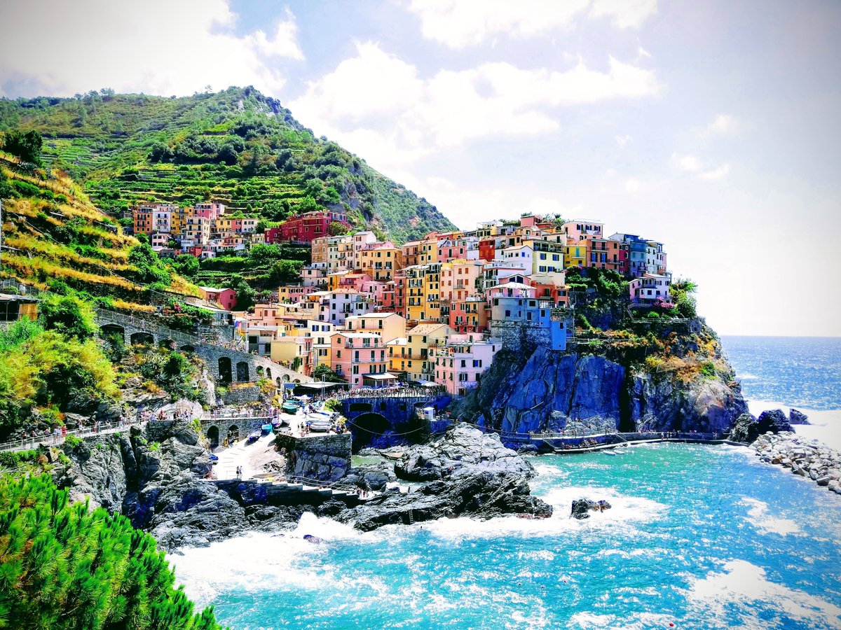 Cinque Terre, Italy 🇮🇹 I suck at photos. But every now and then a location can do the magic for you. Have you been?