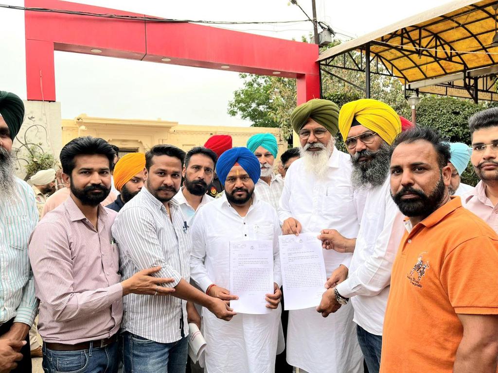 lmbunion_punjab's tweet photo. ਪੰਜਾਬ ਸਟੇਟ ਖੇਤੀਬਾੜੀ ਵਿਕਾਸ ਬੈਂਕ ਦੇ ਮੁਲਾਜ਼ਮਾਂ ਵੱਲੋਂ ਸ. ਕਰਮਜੀਤ ਅਨਮੋਲ, ਲੋਕ ਸਭਾ ਹਲਕਾ ਫਰੀਦਕੋਟ ਅਤੇ ਸ. ਗੁਰਦਿੱਤ ਸਿੰਘ ਸੇਖੋ, MLA ਫਰੀਦਕੋਟ ਨੂੰ ਪਿਛਲੇ ਕਾਫੀ ਸਮੇਂ ਤੋਂ pending ਪੇ ਕਮਿਸ਼ਨ ਅਤੇ ਹੋਰ ਮੁਲਾਜ਼ਮ ਮੰਗਾ ਸਬੰਧੀ ਮੰਗ ਪੱਤਰ ਦਿੱਤਾ ਗਿਆ।  @AAPPunjab @BhagwantMann @Karamjitanmol @HarpalCheemaMLA https://t.co/Wg50u4uW6B