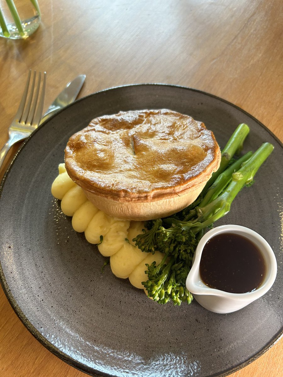 Pie of the week: coq au vin 🐔🍷 🍄‍🟫 Get your drink for £1 when you buy either the homemade pie of the week or the fish pie, every Wednesday 6-8pm 🙌 (drinks include any pint, medium measurement of house wine or a soft drink) 01296 534450 thestag.pub/reservations/