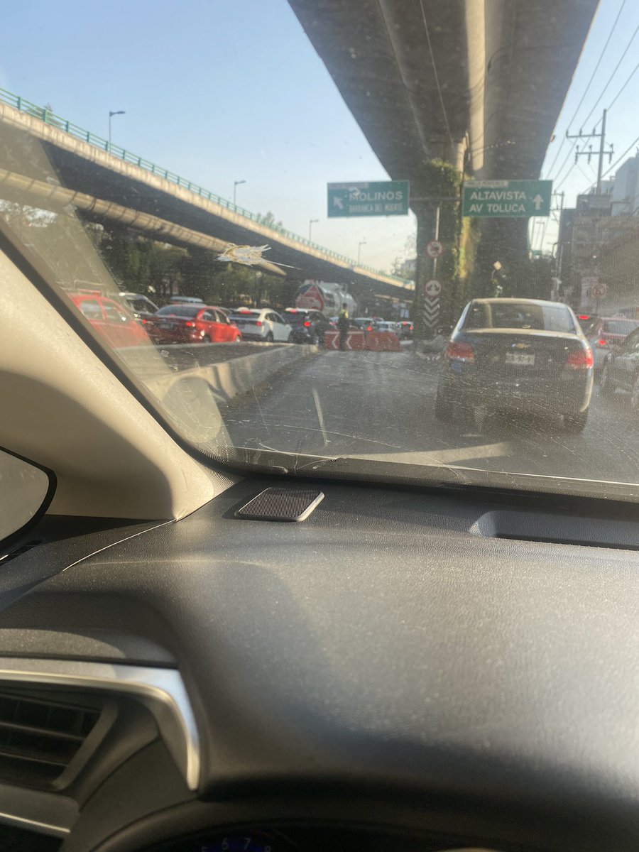 Complicado la zona de Periférico y San Jerónimo. Cerrada la incorporación a lateral y centrales.  #AccidenteVial en Peri y Av. Toluca