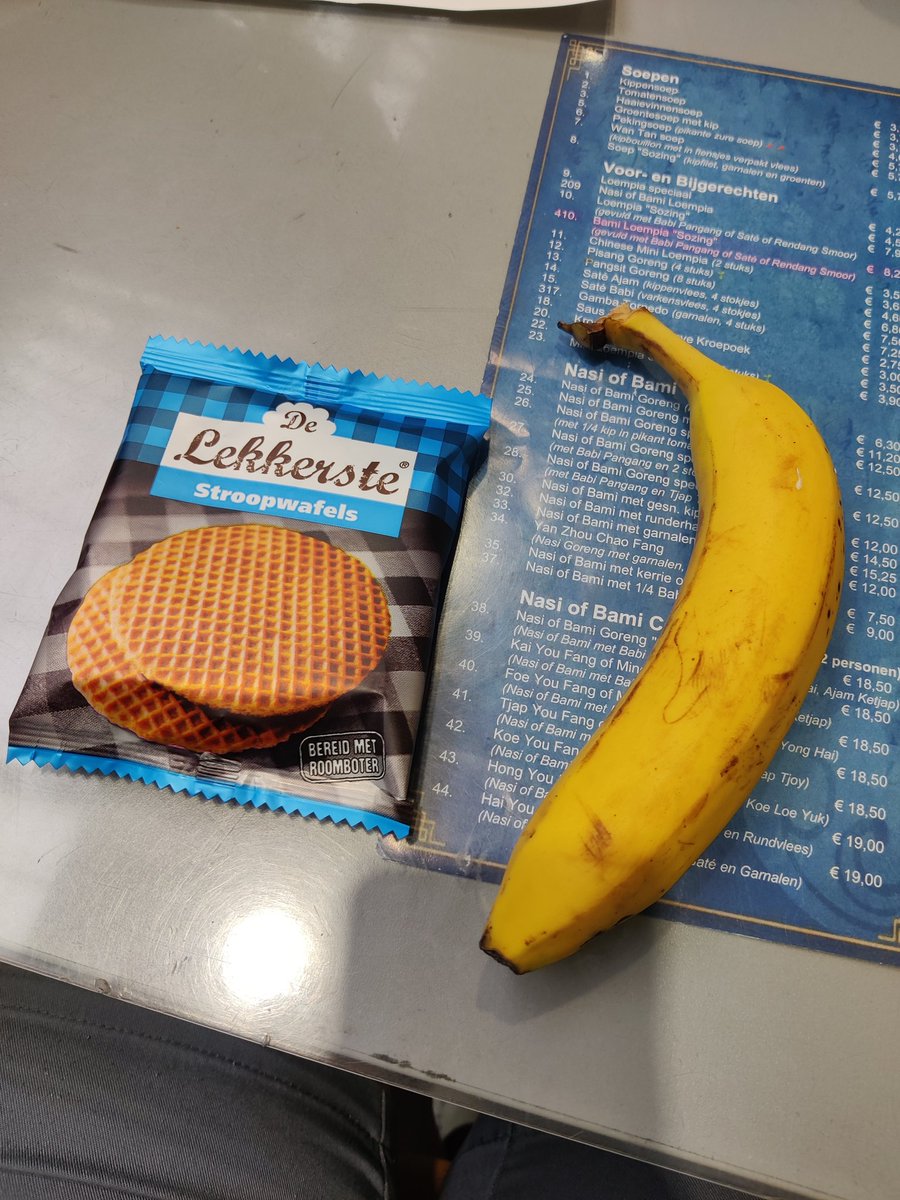 Speldenkussen80's tweet image. Positieve resultaten mogen gevierd worden! Daarom zorgen wij voor wat lekkers voor bij de koffie.... aldus de bedrijfsmededeling! IK HAD GOFFER VANOCHTEND EEN METING JA!! 😬 "schuift collega een extra stroopwafel toe" "eet braaf der banaantje". #zucht #hetleeddatafvallenheet
