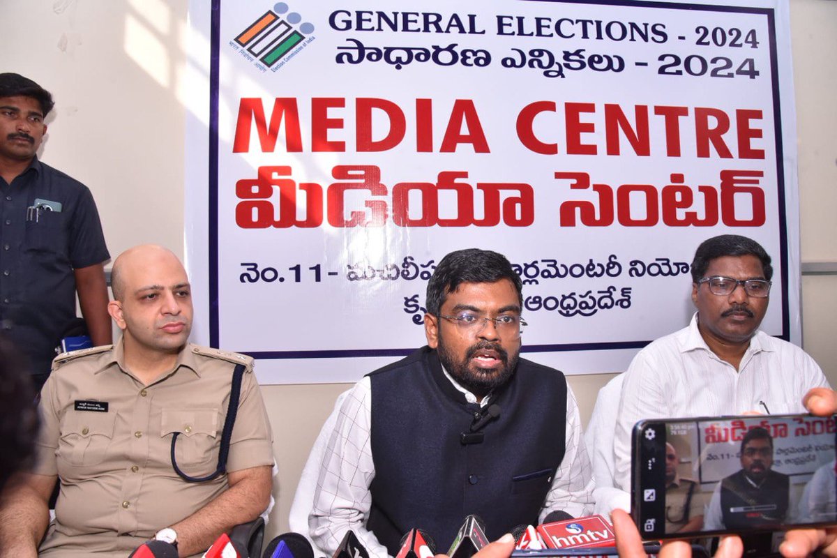 krishnadgoap's tweet image. జిల్లాలో ఎన్నికలు స్వేచ్ఛగా నిష్పక్షపాతంగా సజావుగా నిర్వహించేందుకు అన్ని చర్యలు తీసుకుంటున్నామని జిల్లా ఎన్నికల అధికారి మరియు జిల్లా కలెక్టర్ డీ . కే . బాలాజి గారు అన్నారు . ( 1  / 2 ) #ECI #CEOANDHRA #ElectionNotification