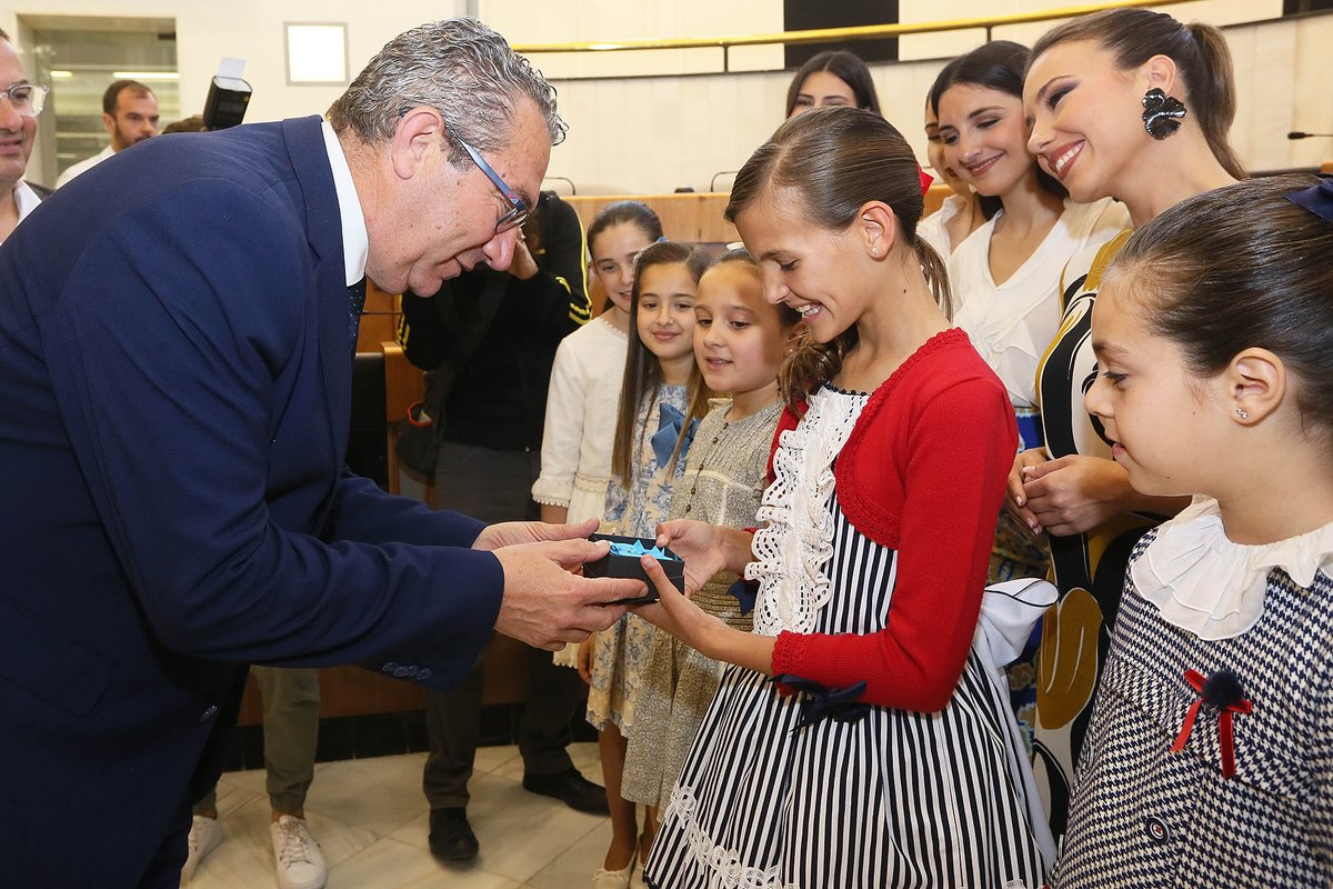 Recibimos a las recién elegidas Bellesa del Foc Adulta, Alba Muñoz, y Bellesa del Foc Infantil, Martina Lloret, de las Hogueras de 2024 🎉 Junto a ellas, sus Damas de Honor y el presidente de @fed_fogueres, David Olivares 🔥 ¡Alicante ya se prepara para vivir sus días grandes!