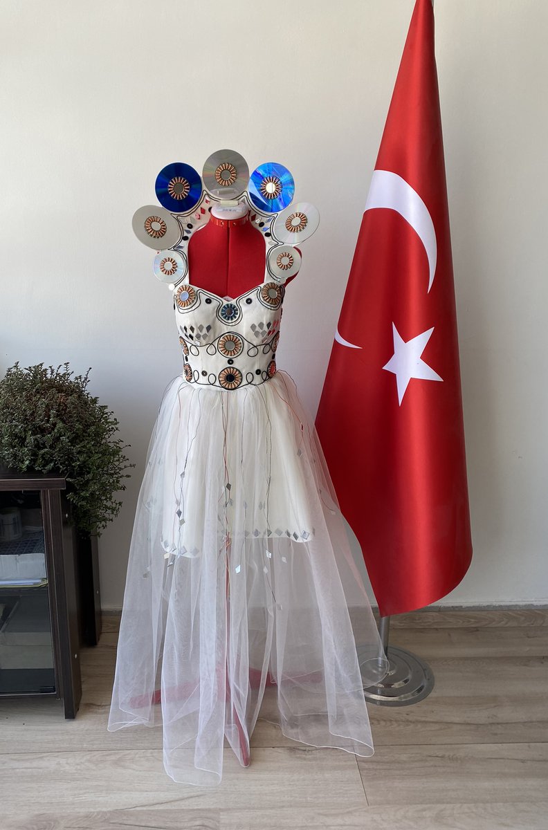 Meslekî ve Teknik Eğitim Genel Müdürlüğünce düzenlenen♻️'Sıfır Atıkla Sanat Yarışması'nda Tavşanlı Hayme Ana MTAL Moda Bölümü öğrencilerimiz 'TEKNOMODA' adlı eserleriyle il birincisi olmuşlardır.

Öğrencilerimizi ve danışman öğretmenimizi tebrik ediyoruz.👏🏻
@tcmeb