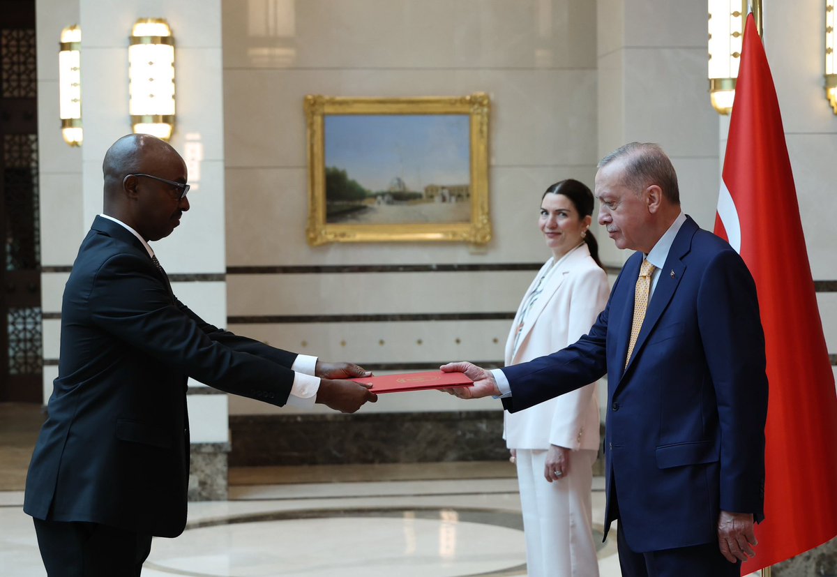 MuhaburaRwanda's tweet photo. Today Ambassador Charles #Kayonga presented his Letters of Credence to Turkish President, H.E. Recep Tayyip #Erdoğan, at the Presidential Palace in Ankara.
@trpresidency
@RwandaMFA
@MFATurkiye https://t.co/SKl5EaGuIl