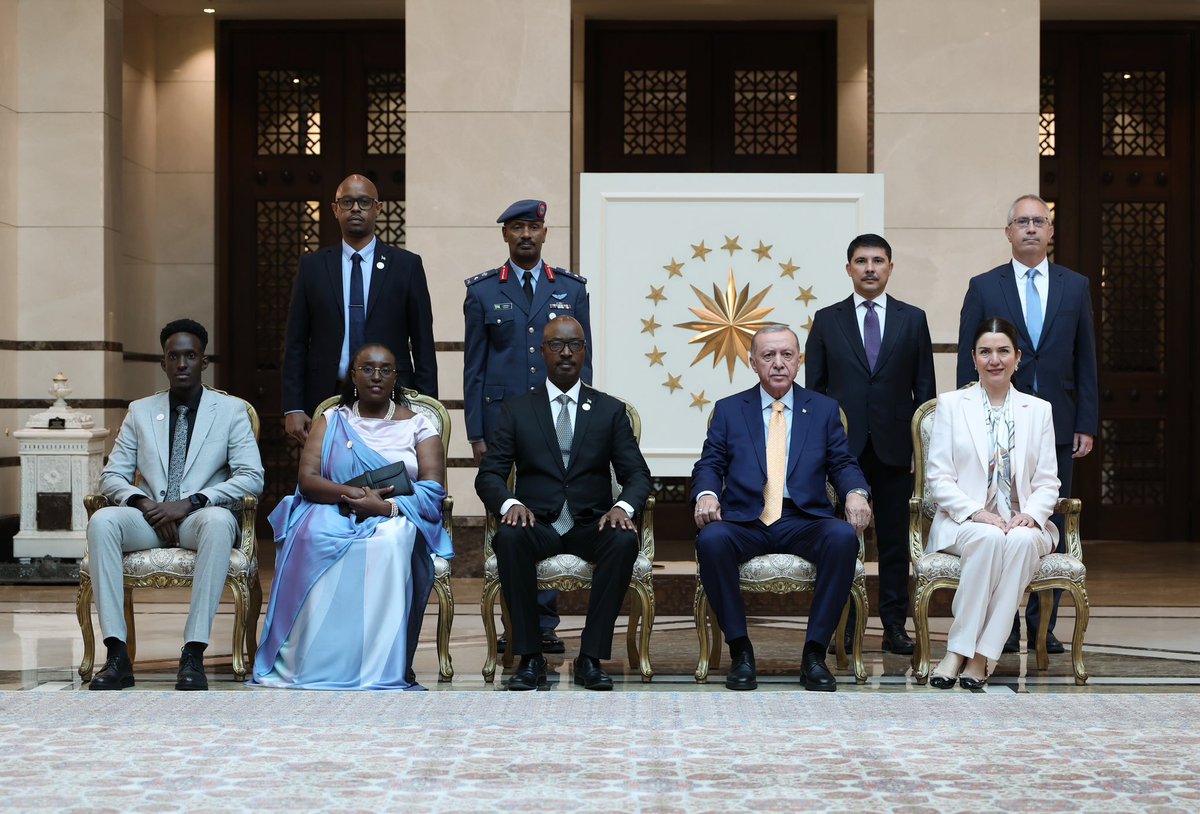 MuhaburaRwanda's tweet photo. Today Ambassador Charles #Kayonga presented his Letters of Credence to Turkish President, H.E. Recep Tayyip #Erdoğan, at the Presidential Palace in Ankara.
@trpresidency
@RwandaMFA
@MFATurkiye https://t.co/SKl5EaGuIl