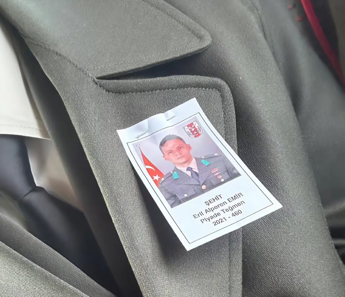 “Yağmur ıslanmayana, aşk yaşamayana,
savaş savaşmayana güzel.”

Şehit Piyade Teğmen Eril Alperen Emir