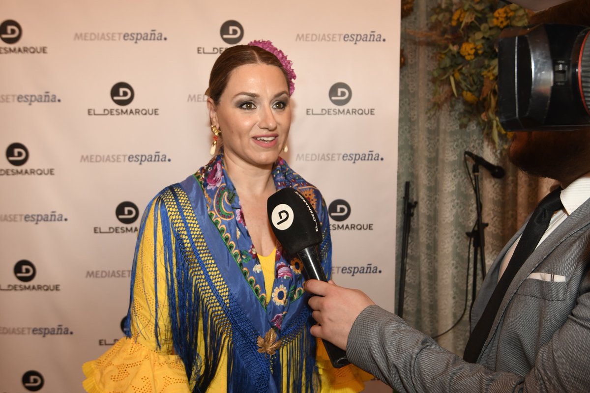 Minerva Salas, primera teniente de alcalde y delegada de Cultura y Deporte del @Ayto_Sevilla, acude a la Caseta de ElDesmarque en esta #FeriaSevilla24 📸 En la primera imagen, junto a nuestro presidente, Fede Quintero