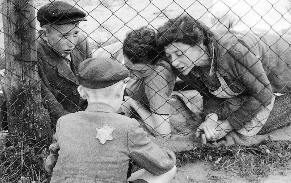 Kto winny?

17.04.1942 - Podczas dostarcz. chleba do łódzk. getta schwytano Staszka Labudę ps. Żupnik. Złapał go i wydał niem. Kripo policjant żyd. Chaim Rappaport. Staszek zginął zamęcz. przez oprawców, a zarekwir. chleb został ostentacyjnie rozdept.y na oczach Żydów z getta