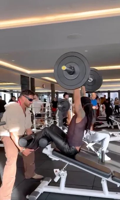 Lenny Kravitz: the Never-Nude of leather pants. https://t.co/Kmt1bgS5SB