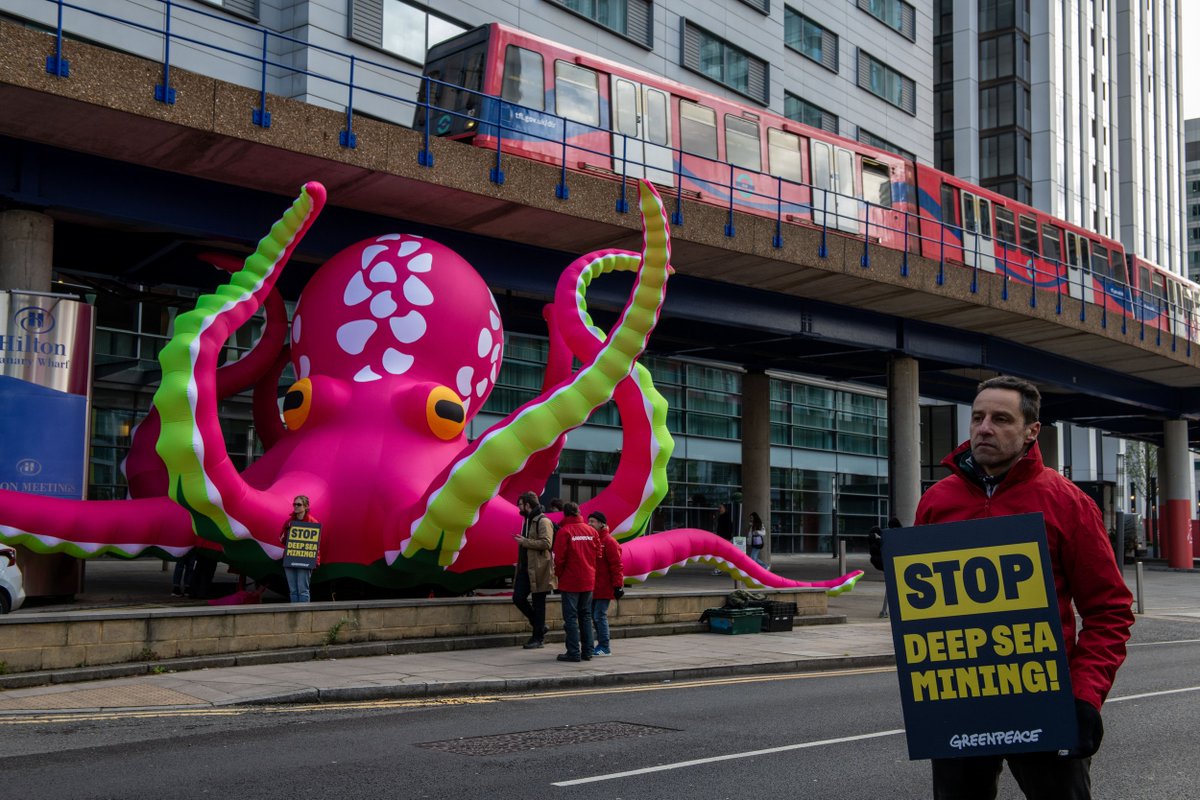 Wherever the deep sea mining industry goes, we’ll be there to stop them! 🚫 Today in London we confronted the CEO of Loke Marine Minerals, a company looking to mine the Arctic and the Pacific Oceans. …oh and we crashed the deep sea mining industry conference he was attending…