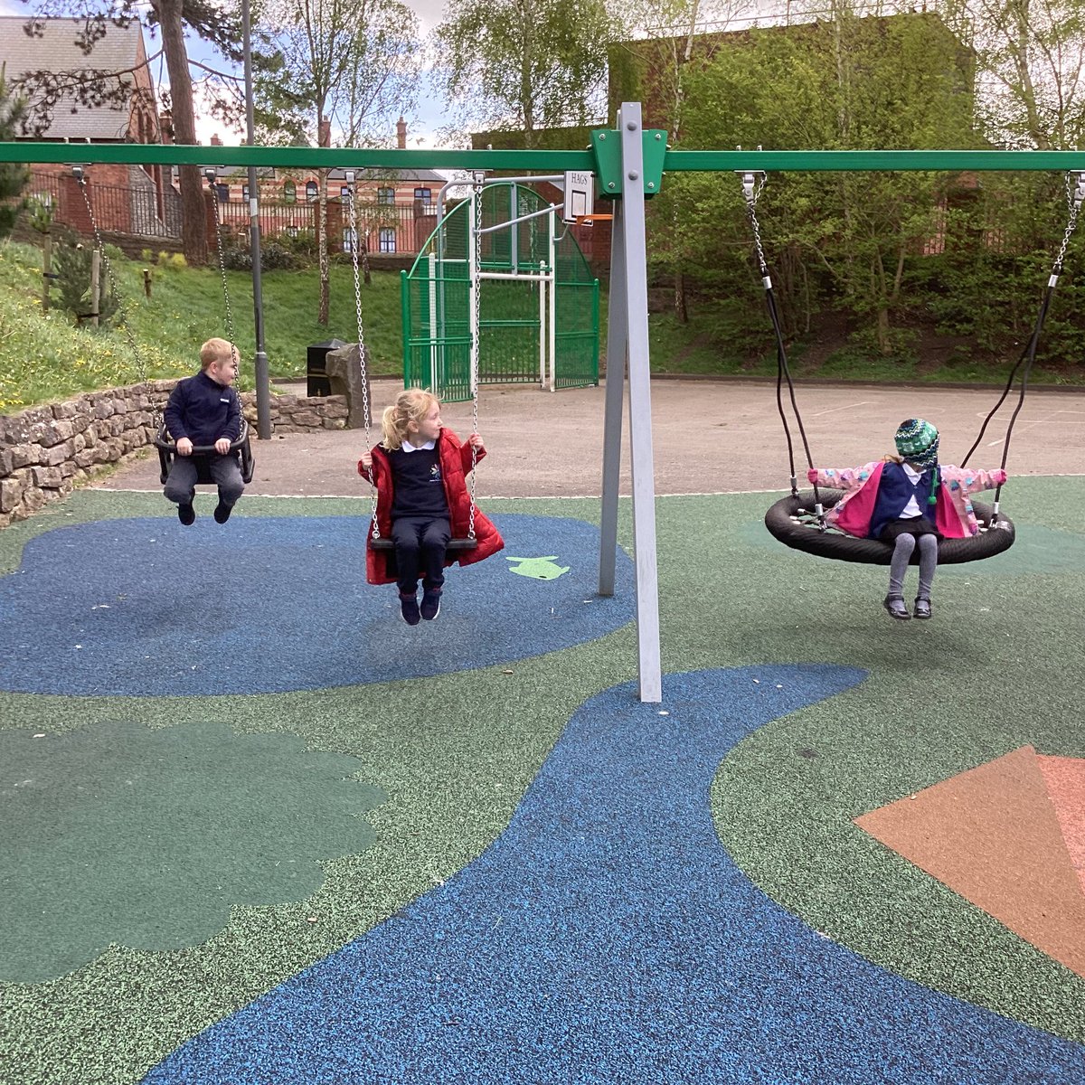 Holtonprimary's tweet photo. It was Mrs Steels family groups turn to become investigators this afternoon. We had a lovely walk down to Central Park to see what objects could move using force. It was great to see some of our grown ups joining in with the fun! #HPSRec #HPSSciTech #outdoorlearning https://t.co/BYeNg8hMdg