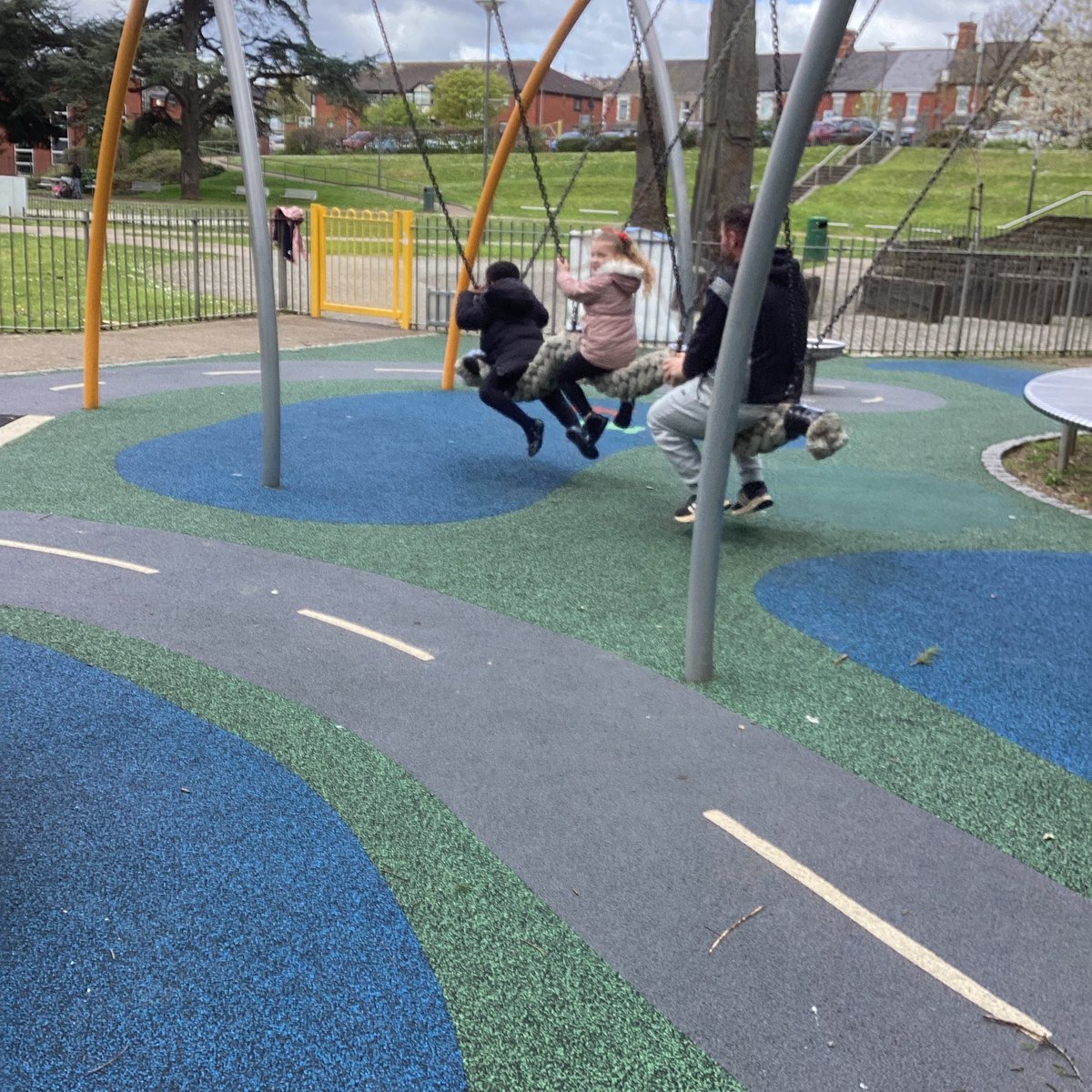 Holtonprimary's tweet photo. It was Mrs Steels family groups turn to become investigators this afternoon. We had a lovely walk down to Central Park to see what objects could move using force. It was great to see some of our grown ups joining in with the fun! #HPSRec #HPSSciTech #outdoorlearning https://t.co/BYeNg8hMdg