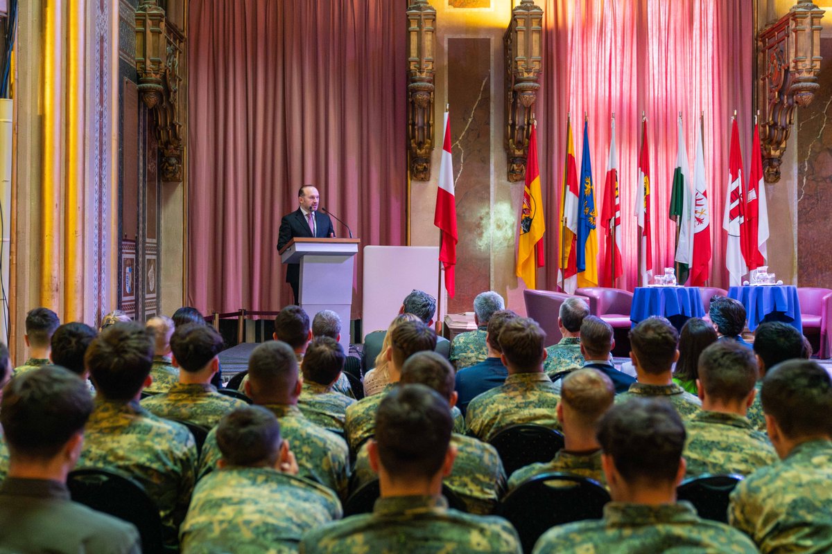 IGGiOE's tweet photo. Mit Vertreterinnen des Bundesministeriums für Landesverteidigung und des @oeif_at diskutierten heute der islamische Militärseelsorger Kenan Čorbić und Rabbiner Schlomo Hofmeister über die religiöse Vielfalt unter Grundwehrdiener:innen. 1/2 #BMLV
➡️ https://t.co/lXNJa1fTpT https://t.co/JKsuJmJFcn
