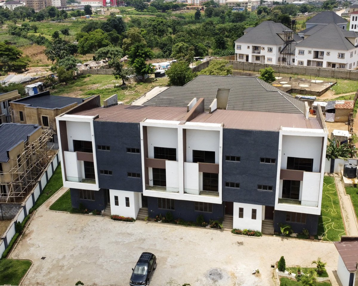 smtwinrealty's tweet photo. FACILITIES
•Guaranteed ROI
•Security
•Fully tarred access road
•Easy access to all parts of Abuja
 
PLEASE NOTE
•To be sold as Semi-finished. i.e. Exterior is finished completely, but Interior is at plaster stage with option to finish if buyer is interested https://t.co/QDhUK0lr8S