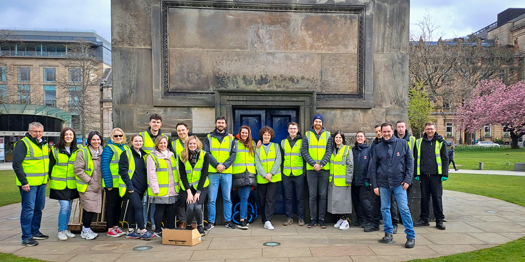 A huge shoutout to the amazing team at Copenhagen Offshore Partners on George Street for lending a hand and volunteering with our Clean Team today. Great work everyone!