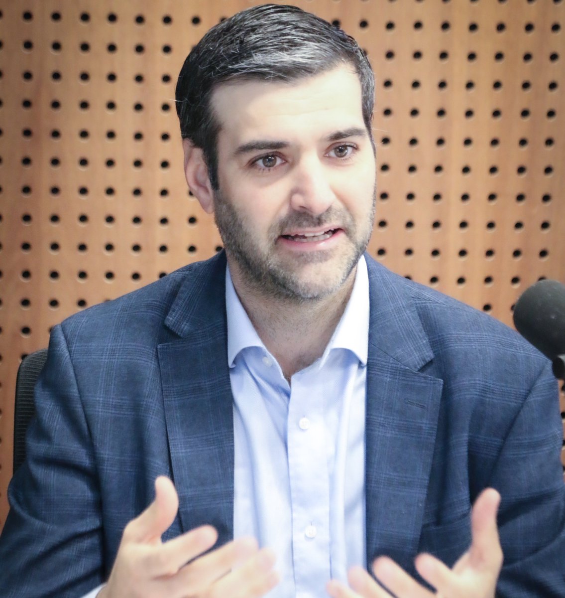 AHORA → El ministro del Interior Nicolás Martinelli en los estudios de La Pecera. 📻 101.9 FM 📲 azulfm.com.uy