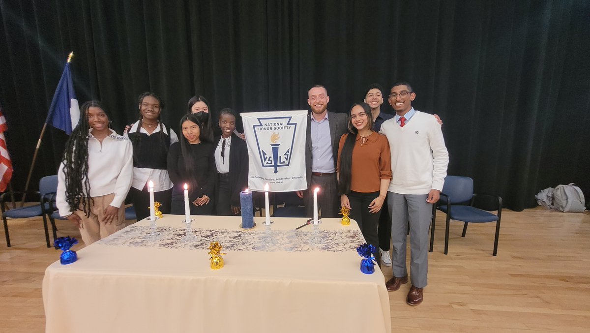 QueensGateway's tweet photo. @Queensgateway celebrating the NHS new inductees yesterday. Their hard work and perseverance paid off. Welcome to the new 2023-24 members. @NatHonorSociety https://t.co/5S6Vsw9FrJ