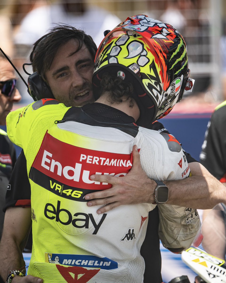 Giving the strenght each other ⚡️

@Marco12_B 

#AmericasGP #PertaminaEnduroVR46RacingTeam #MotoGP #MB72 #VR46