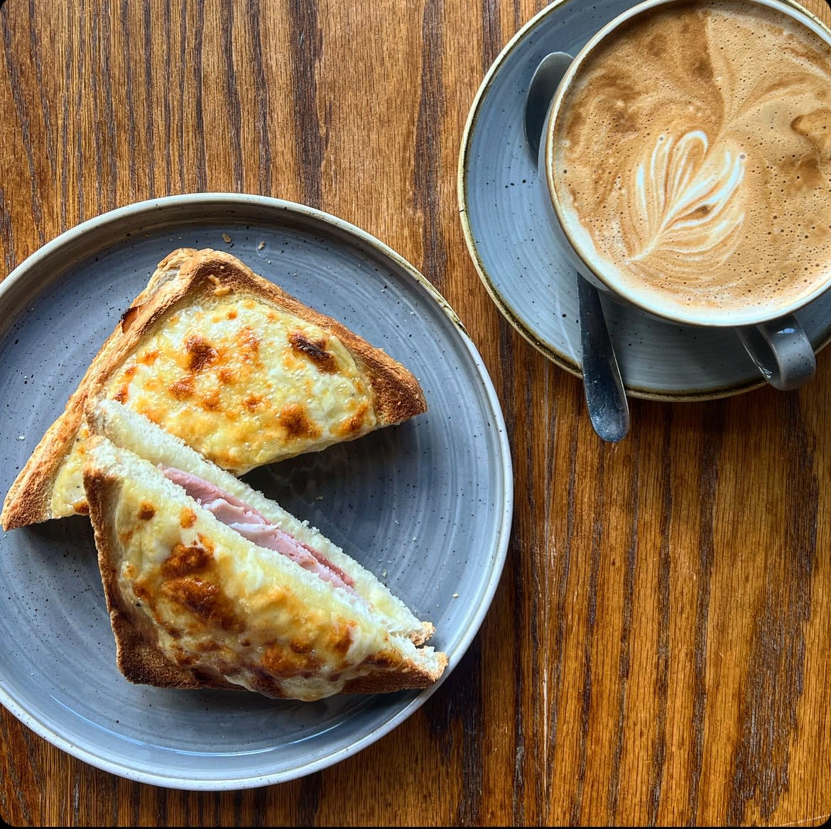Lunch time alert 🤤
.
Croque Monsieur
- top it up with egg or/and chips !
//
Pop in and enjoy our delicious options! 
.
#tulsehillhotel #tulsehill #hernehill #se24 #gastropub