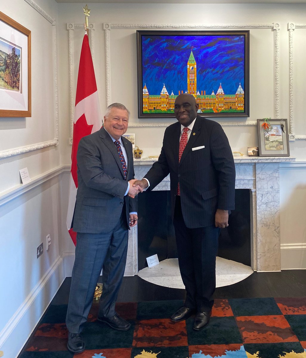 Le haut-commissaire @RalphGoodale a eu le plaisir d'accueillir le haut-commissaire du Ghana, @powusuankomah, à la #MaisonDuCanada hier pour discuter du #Commonwealth et de nos valeurs communes. 🇨🇦🤝🇬🇭