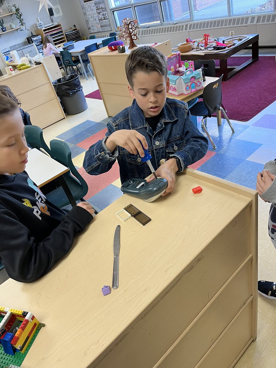 This mornings inquiry based learning project: The label maker is continually printing, can we open it up and see if there’s any solution? 🤔🔩#HDLH #STEAM