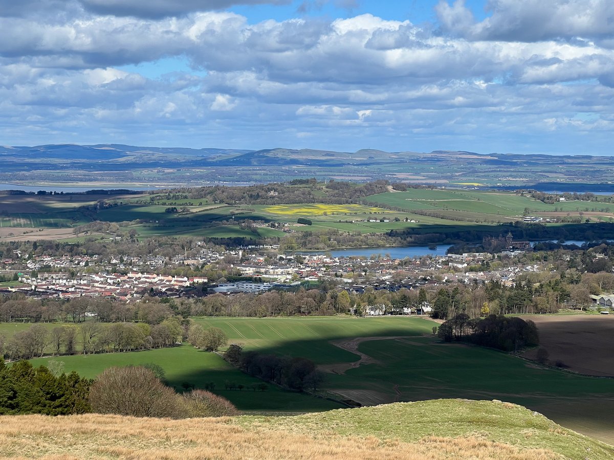 Cracking views from Cockleroy yesterday - Grangemouth, the Forth, the Ochils, the Avon viaduct, Linlithgow Loch and Palace - not to mention the Highlands beyond. Sometimes the wee hills give so much back! walkhighlands.co.uk/lothian/beecra…