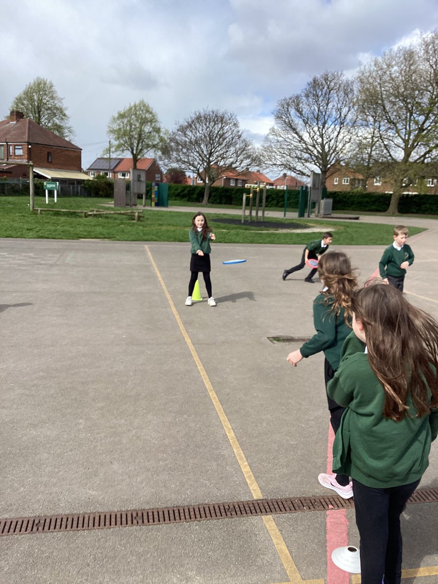 allsaintsfed's tweet photo. Team Cockroft (5H) are really enjoying their PE lesson with @Fit4Fun_Online today! They’re learning the 🐊 catch in ultimate frisbee! #ASFPE https://t.co/oLXfTuN4mz