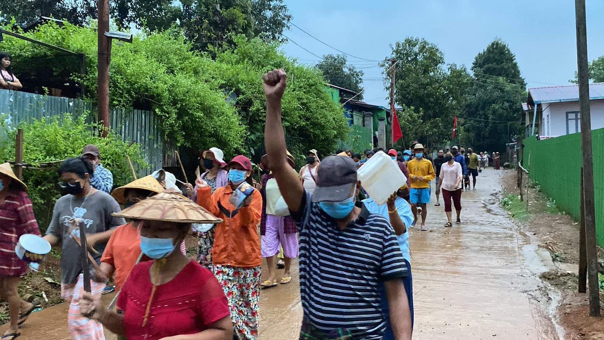 KYITHAR95368969's tweet photo. Pro-democracy youths and residents from #Hpakant Twp, #Kachin State, joined demonstration to support @NUGMyanmar , KIA, PDF and oppose the #MilitaryDictatorship on Apr17.
   
#2024Apr17Coup       
#BanJetFuelExportsToMM     
#WhatsHappeningInMyanmar https://t.co/4Zt6wIQ8N2