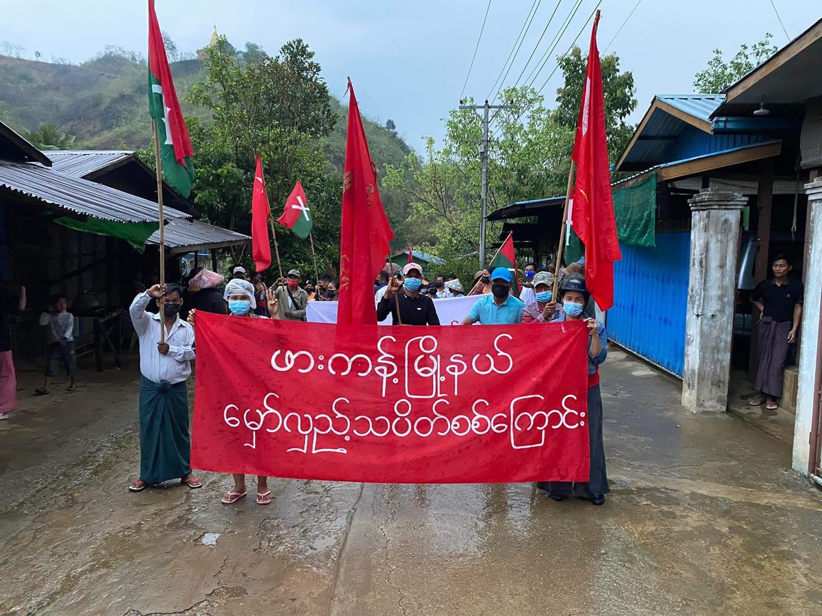KYITHAR95368969's tweet photo. Pro-democracy youths and residents from #Hpakant Twp, #Kachin State, joined demonstration to support @NUGMyanmar , KIA, PDF and oppose the #MilitaryDictatorship on Apr17.
   
#2024Apr17Coup       
#BanJetFuelExportsToMM     
#WhatsHappeningInMyanmar https://t.co/4Zt6wIQ8N2