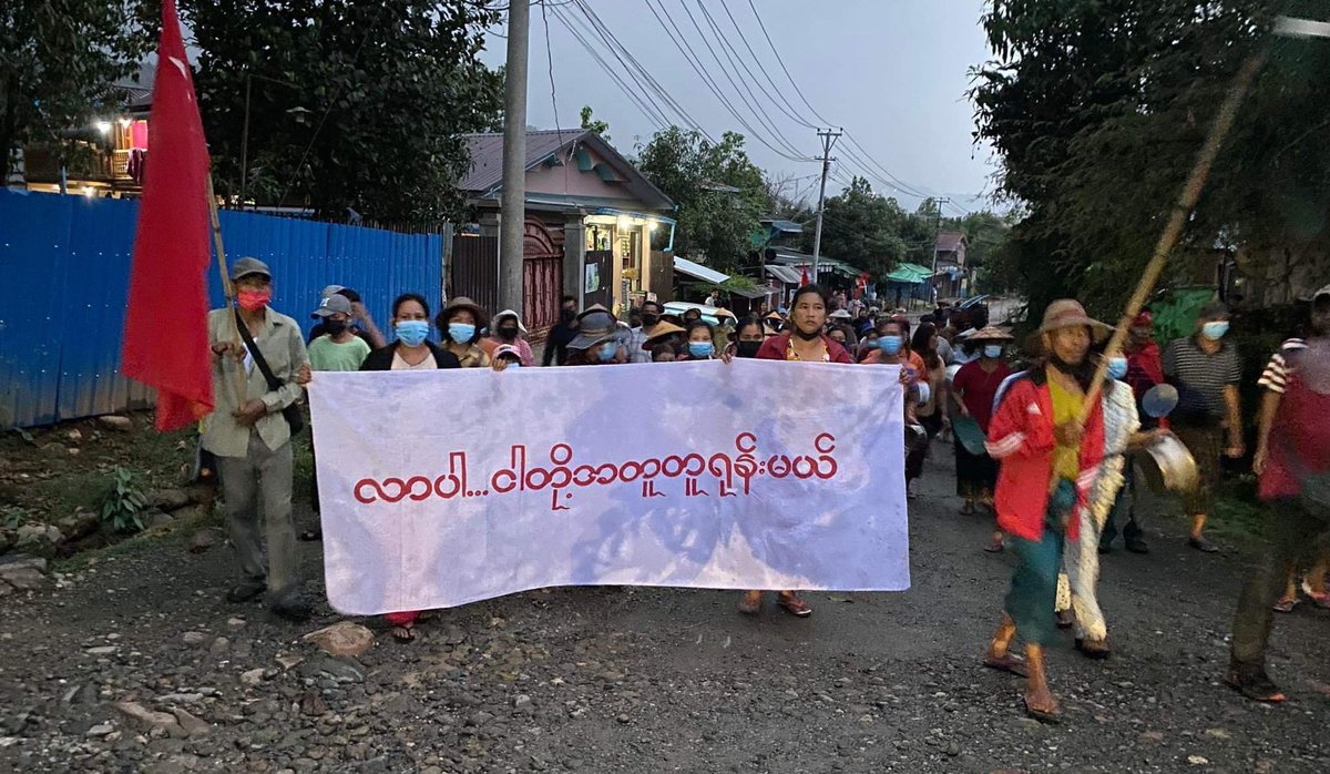 KYITHAR95368969's tweet photo. Pro-democracy youths and residents from #Hpakant Twp, #Kachin State, joined demonstration to support @NUGMyanmar , KIA, PDF and oppose the #MilitaryDictatorship on Apr17.
   
#2024Apr17Coup       
#BanJetFuelExportsToMM     
#WhatsHappeningInMyanmar https://t.co/4Zt6wIQ8N2