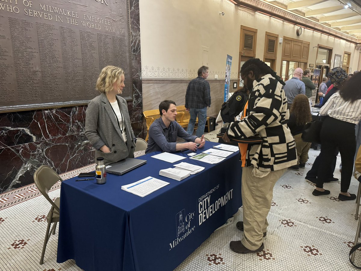 Still time to make it the @cityofmilwaukee City Hall for today’s Vendor Fair. Learn about contracting opportunities with city departments, including @MilwaukeeDCD and @milwaukeedpw, as well as the 2024 RNC. We’re here til 2. Come on down!