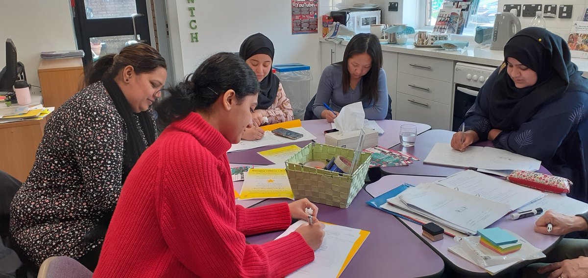 MANAGING CHILDREN'S BEHAVIOUR: Our first session started this afternoon beginning with a discussion of what do parents do. A quiet moment writing up our ideas followed lots of lively chat and laughter. @adultlearningcardiff