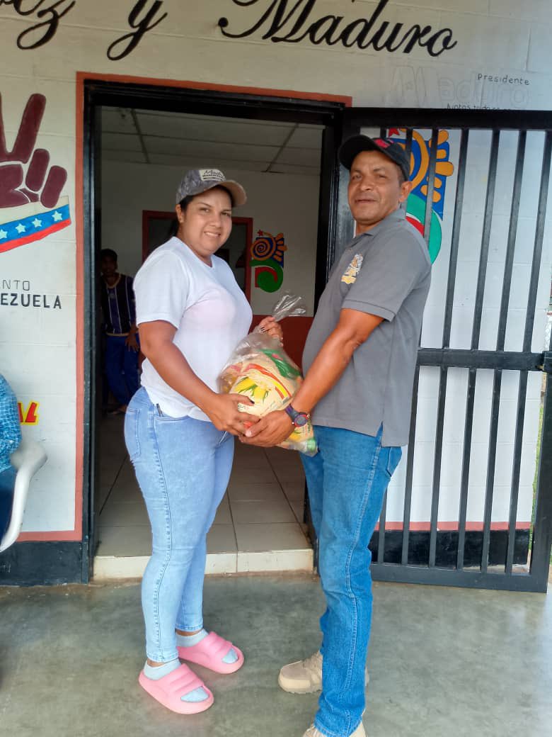 #17ABR| El Gobierno Bolivariano del presidente <a href="/NicolasMaduro/">Nicolás Maduro</a> , gobernador <a href="/amarcanopsuv/">Ángel Marcano</a> y la alcaldesa <a href="/tatachavista/">Yulisbeth García</a> , atendieron con combos CLAP a familias de la población El Pao, del municipio Piar. <a href="/AlonzoYanny/">yanny Alonzo</a>