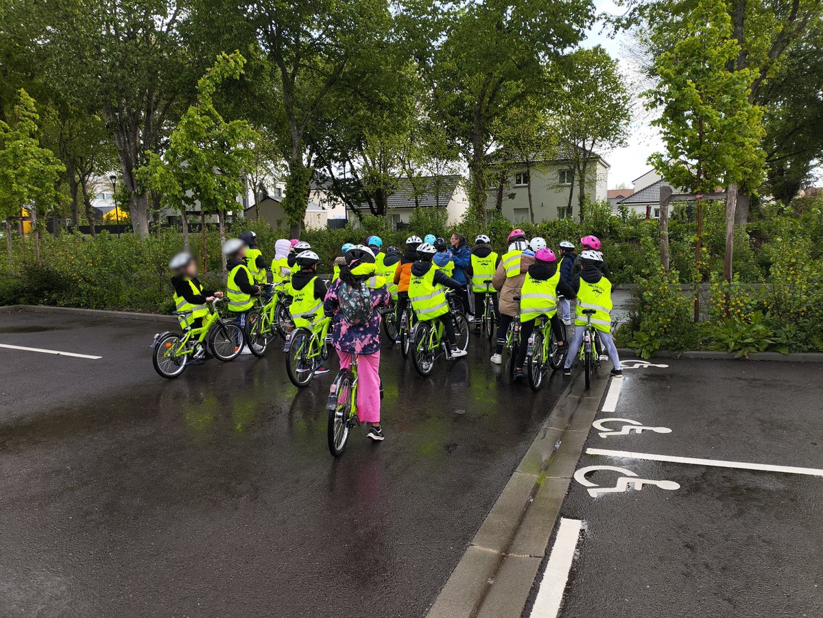 Le temps maussade n'arrête pas les #CM1 dans l'apprentissage du #vélo avec les #Etaps de @valdereuil_info. @Apprenante27