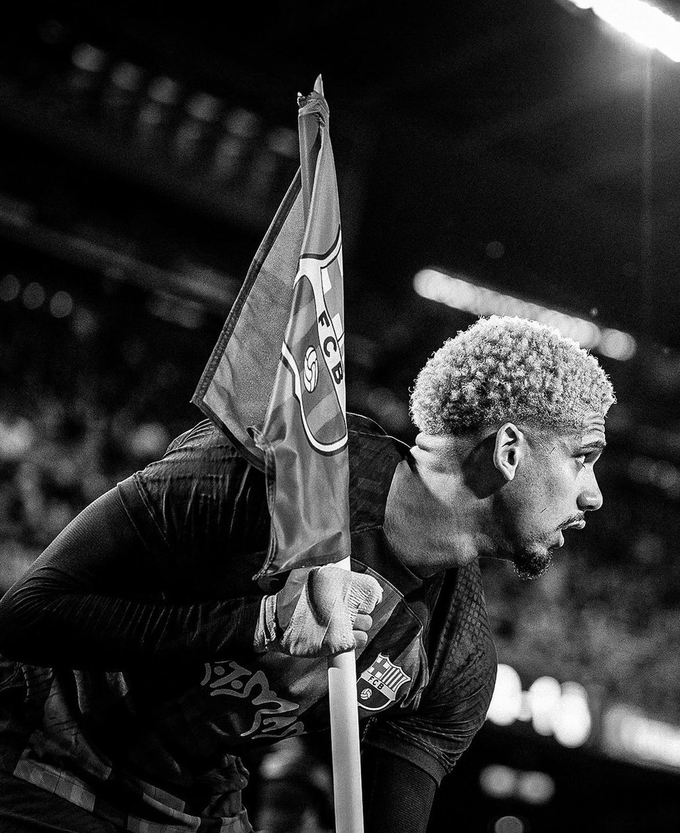 BarcaTimes's tweet photo. 📲| Ronald Araujo on IG: “Football that gave me so much joy, is now hitting me hard. I thank all those who are unconditionally by my side, my teammates who left everything on the field. and the fan who believed in this team until the end. I’m so sorry for not giving you this joy.

WE’LL TRY THIS AGAIN! Força Barça, now and forever! 🔵🔴🦍”
