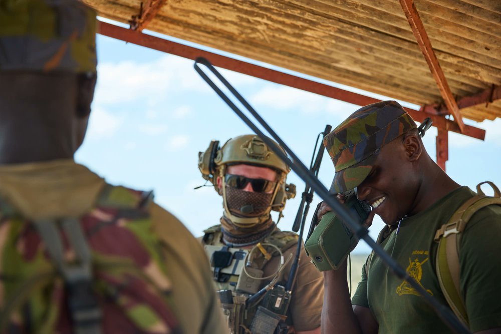 A U.S. Air Force Airman from @USSOCAF observes as a member of the @kdfinfo Rapid Response Unit conducts air-ground integration training during #JustifiedAccord24 in Kenya. #SOFinAfrica assisted @USAfricaCommand &  @SETAF_Africa with select partner training during the exercise.