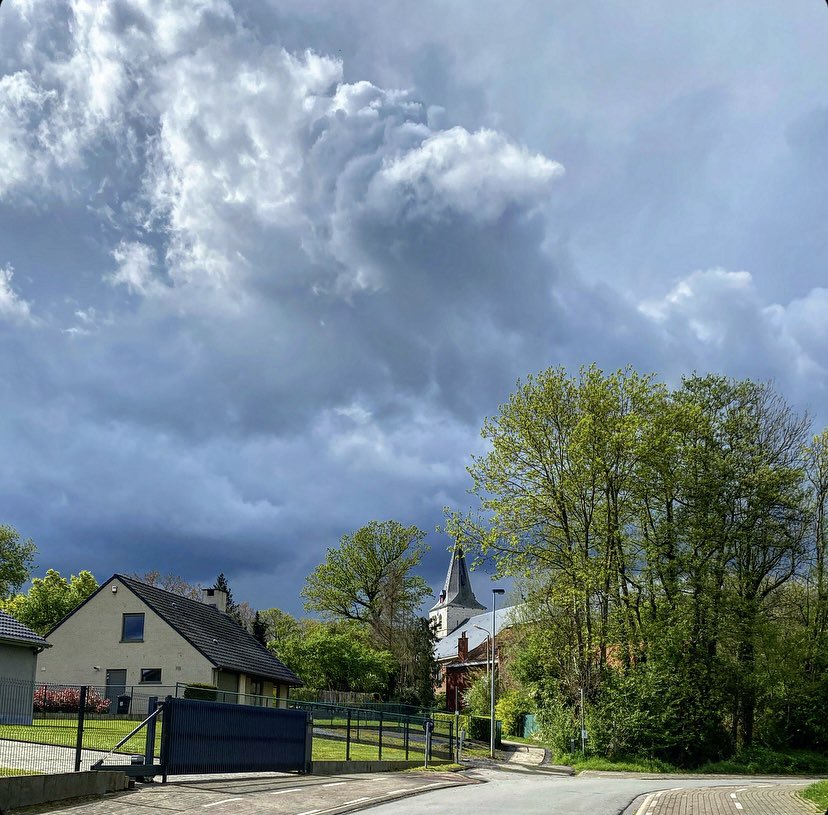 EMeirsch's tweet photo. #vrtweer #essene #noodweerbenelux #wandelenmetdon 15u30 https://t.co/44AtC4Ynni